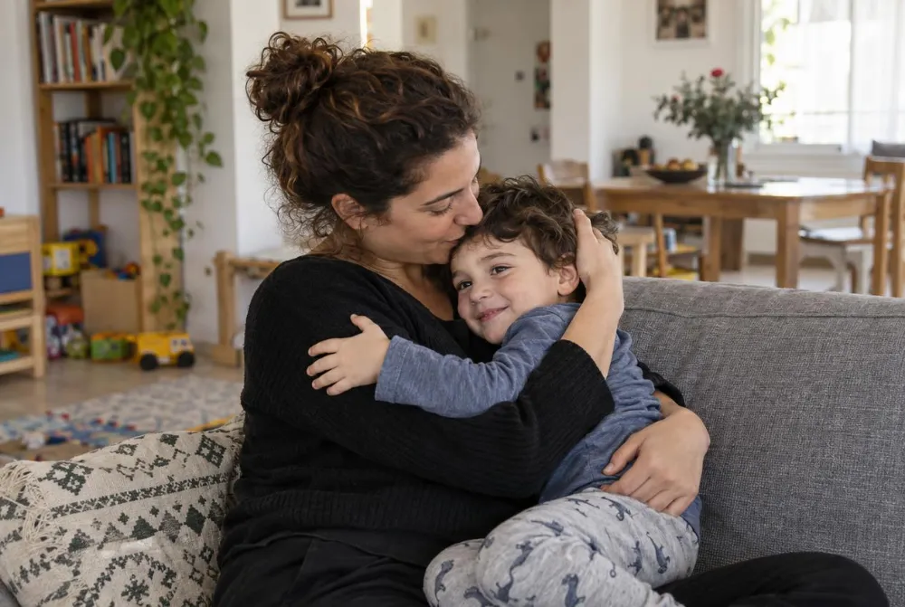 הורה וילד צעיר ברגע יומיומי רגוע בבית