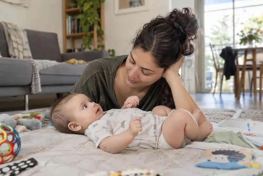 הורה מתבונן בתינוק ומגיב לסימנים ולשפת הגוף שלו